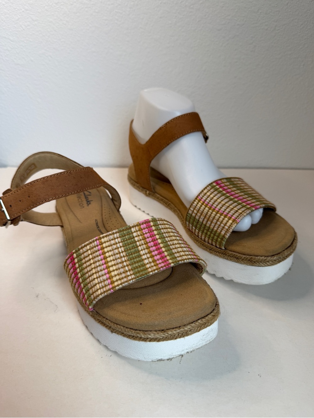Clark’s Leather Green Pink Stripe Sandals size 8.5